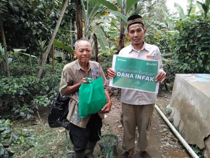 Rumah Zakat Salurkan Paket Sembako untuk Petani di Serangpanjang