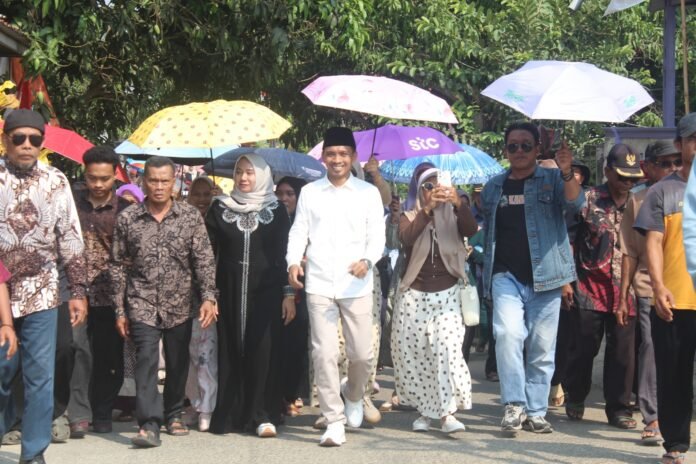 Warga Antusias Antar Bakal Calon Kades Jatiragas Hilir H. Iwan Setiawan, Konvoi Menuju Sekretariat Panitia Pilkades
