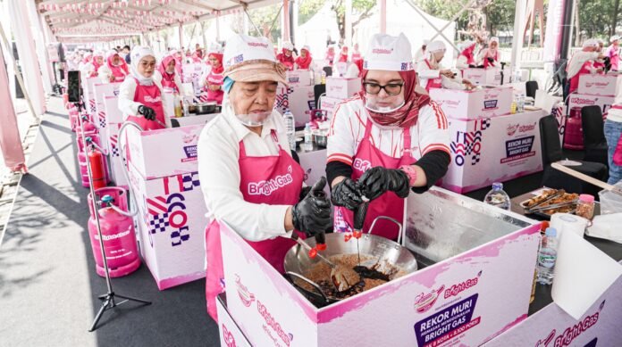 Pertamina Patra Niaga Bagikan 8.100 Porsi Makanan di Hari Pelanggan Nasional 2026