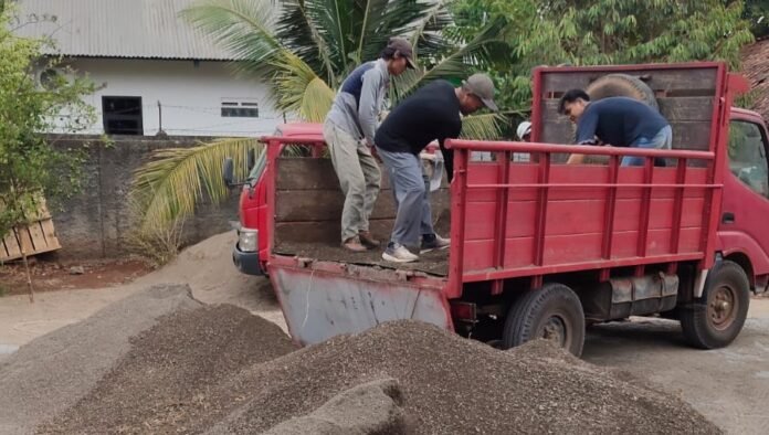 PT Commarindo Pratama Salurkan CSR Bangun Jalan Lingkungan dan Halaman SDIT Ibnu Khaldun 5 Purwadadi