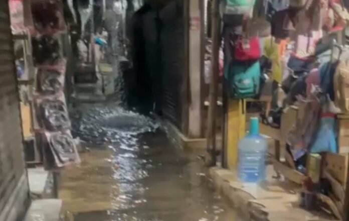Revitalisasi Pasar Telagasari Dipersoalkan di Tengah Kondisi Lorong Pasar Tua yang Tergenang